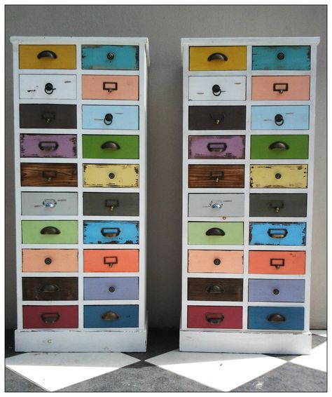 Quirky multi-coloured drawer cupboards are perfect to bring come colour into an interior. Drawer Decor Ideas, Vintage Suitcase Decor, Cupboard Ideas, Drawer Decor, Suitcase Decor, Student Christmas Gifts, Flea Market Flip, Vintage Drawers, Vintage Suitcase