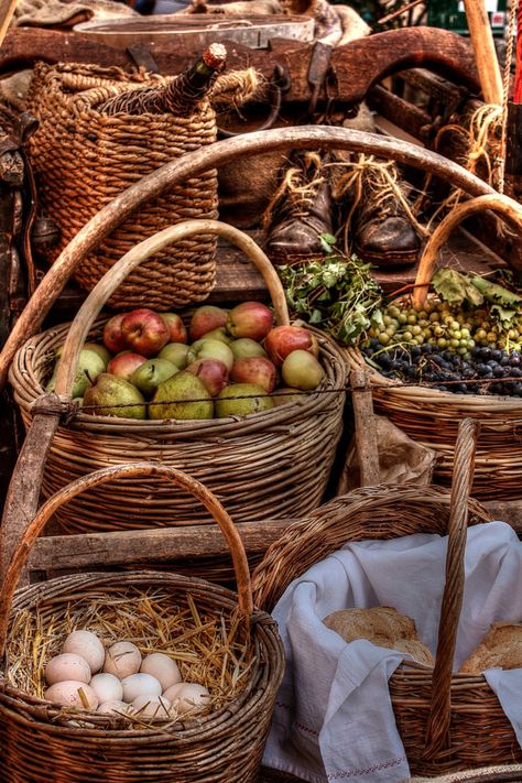 Medieval Market Baskets Medieval Party, Medieval Market, Medieval Aesthetic, Medieval Life, Medieval Times, Market Baskets, Permaculture, Middle Ages, Country Life