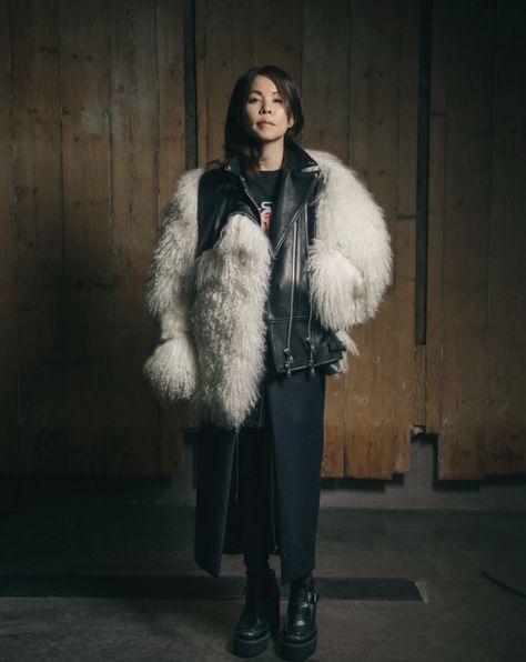 Chitose Abe of Sacai Sacai Street Style, Nike Sacai White, Sacai Carhartt, Chitose Abe, Designer Fits, Sacai Jacket, Sacai X Carhartt, Sacai Editorial, Inspirational People