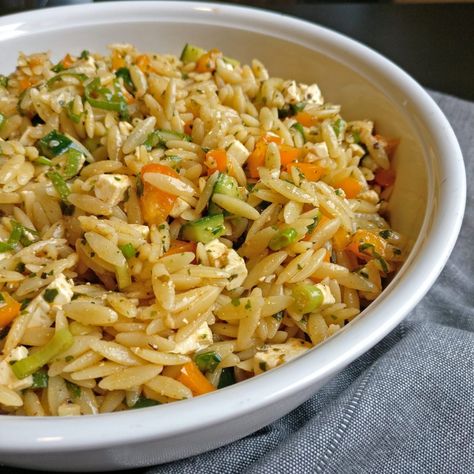 Mediterraner Kritharakisalat - Herdgeflüster Orzo Salad Dressing, Cold Orzo Salad, Orzo Salad Recipes Cold, Orzo Salad With Chicken, Chicken Orzo Salad, Orzo Salad Recipes, Salad With Chicken, Salad Dressing Recipe, Chicken Orzo