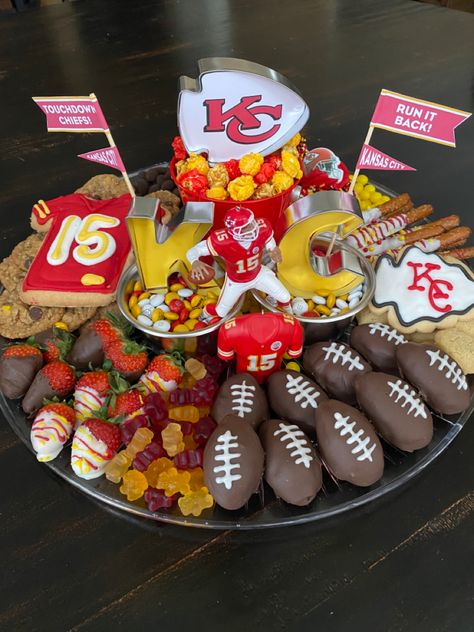 Chiefs Football Food, Chiefs Tailgate, Charcuterie Dessert Board, Football Charcuterie, Chiefs Party, Football Party Treats, Packer Party, Charcuterie Dessert, Packers Party