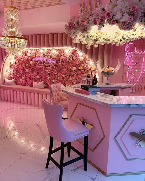 Beauty Bar Ideas, Beauty Room Salon, Esthetician Room Decor, Esthetics Room, Spa Room Decor, Salon Suites Decor, Pink Bar, Esthetician Room, Nail Salon Decor