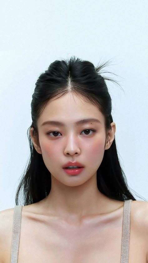 Jennie Clean Makeup Look, K Pop Eyebrows, Jennie Clean Makeup, Korean Fresh Makeup Look, Student Makeup Look, Warm Makeup Looks For Brown Eyes, Warm Tone Makeup Korean, K Pop Makeup Looks, Korean Blush Makeup