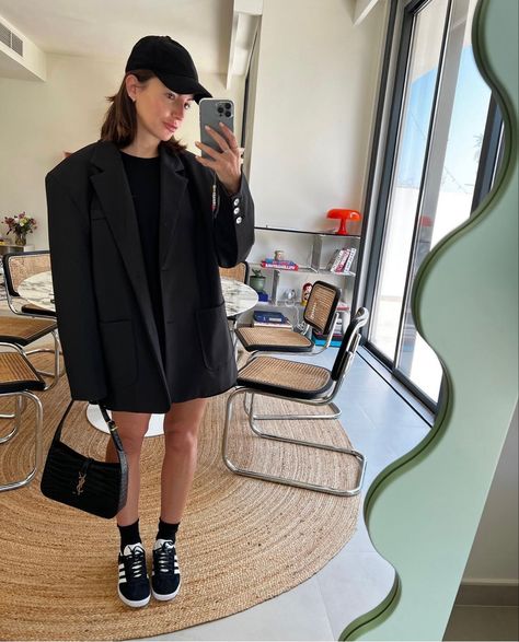 Black Adidas Outfit, Black Sneakers Outfit, Adidas Gazelle Outfit, Looks Adidas, Adidas Outfit Women, Alexandra Pereira, Job Clothes, Sporty Street Style, Samba Outfit