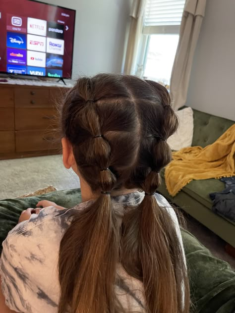 Little bubble braids Bubble Braids Into Ponytail, Guard Hairstyles, Xc Hairstyles, Bubble Hairstyles, Track Hair, Ponytail Hairstyle Ideas, Soccer Essentials, Softball Hair, Cute Volleyball Hairstyles