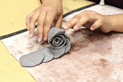 smART Class: Clay Roses - that is so flippin' smart....OMG Clay Gifts, Clay Roses, Clay Lesson, Clay Classes, Smart Class, Pottery Classes, Clay Art Projects, Ceramics Projects, Art Clay