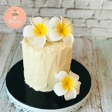 Tropical Flower Cake, Frangipani Cake, Plumeria Cake, Summer Birthday Cake, Flower Cake Design, Moist Vanilla Cake, Tropical Food, Birthday Bbq, 60th Birthday Cakes