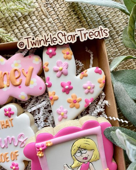 Who else watched Lizzie McGuire as a kid?! Making these cookies was a nice dose of nostalgia for me. . . . #lizziemcguire #lizziemcguirecookies #lizziemcguirebirthday #disneythrowback #twinklestartreats #cookiesforoccasion #cookiedecorating #decoratedcookies #royalicing #royalicingcookies #edibleart #cookieart #cookiedecorator #cookier #decoratedsugarcookies #instacookies #sugarcookies #sugarcookiesofinstagram #cookies #houstontx #houstoncookies #cypresstx #cypresscookies #customcookies #coo... Lizzie Mcguire Cookies, Lizzie Mcguire, Twinkle Star, Cookie Art, Edible Art, Royal Icing Cookies, Custom Cookies, Sugar Cookies Decorated, 50 Shades