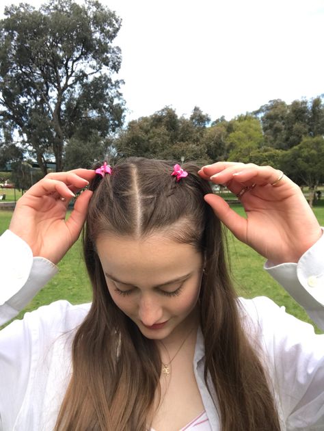 Mini Hairclips Hairstyles, Hairstyles With Tiny Hair Clips, Hairstyle Small Clips, Small Cute Hairstyles, Hairstyles Using Butterfly Clips, Hairstyles For Butterfly Clips, Small Butterfly Hair Clips Hairstyles, Tiny Hair Clip Hairstyles, Hairstyles With Small Clips Long Hair