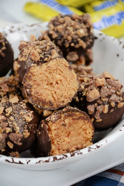 Butterfinger Balls Butterfinger Balls, Butterfinger Recipes, Payday Candy, Easy Christmas Candy Recipes, Easy Candy Recipes, Candy Recipes Homemade, Christmas Candy Recipes, Homemade Candies, Candy Desserts