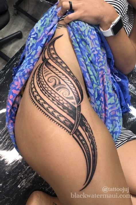 Looking to get a custom freehand Polynesian style tattoo while on vacation in Maui? Book an appointment with Jacob @tattoojuj. Let him turn your ideas into a work of art. This hip piece was done freehand and flows to accentuate the curves of the female physique.