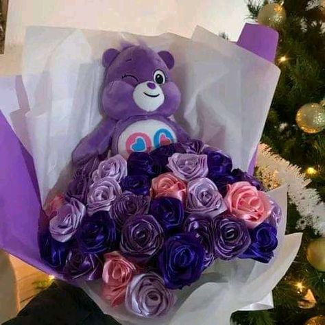 Care Bear Bouquet, Flower Ramo, Rose Bouquet Ideas, Ribbon Bouquets, Bouquet Business, Crochet Bouquets, Satin Flowers Diy, Ribbon Rose Bouquets, Roses Bouquet Gift