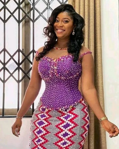 New Kente styles for weddings » YKM Media How To Bead Kente Dress, Beaded Kente Styles, Kente Styles For Wedding Guest, Kente Dress Styles Classy, Outfits Traditional, Reunion Outfit, Afro Beauty, Diy Corset, African Traditional Wedding Dress