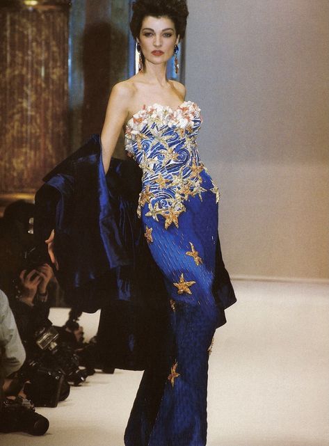 Look Gatsby, Jean Louis Scherrer, 90s Runway Fashion, Runway Fashion Couture, Runway Outfits, Couture Mode, Naomi Campbell, Glam Dresses, Look Vintage