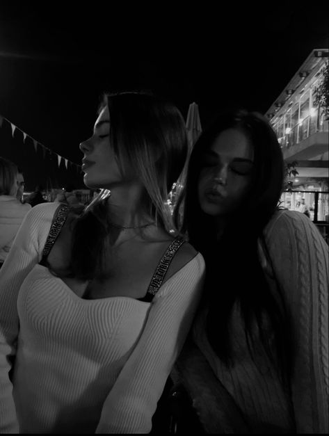 Blonde And Brunette Best Friends, Nightlife Aesthetic, Photos Bff, Girl Friendship, Blonde Hair Girl, Girls With Black Hair, Winter Photoshoot, Best Friends Aesthetic, Two Best Friends