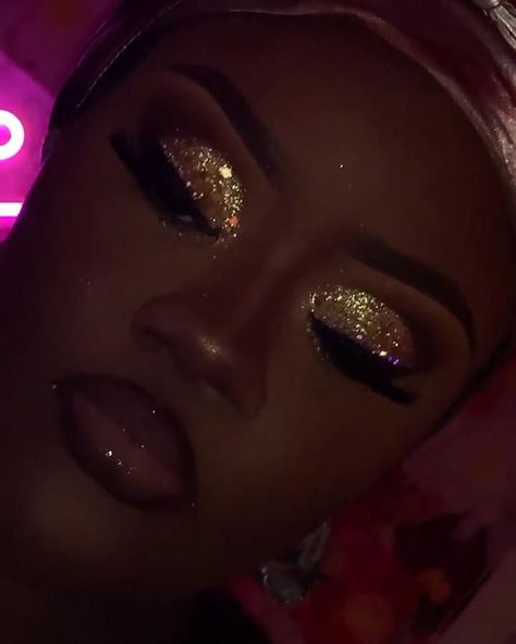 Sparkle Prom Makeup, Masquerade Nail Ideas, Gold Under Eye Makeup, Black And Gold Prom Makeup, Black Gold Eyeshadow, Gold Glitter Makeup Looks, Black And Gold Makeup Looks, Gold Makeup Looks For Prom, Gold Makeup Looks Black Women