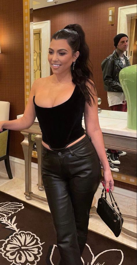 Kardashians Outfits, Chocolate Outfit, Venus Aries, Maria Aesthetic, Night Out Vibes, Kardashian Style Outfits, Venus Outfits, Kourtney Kardashion, Kourtney Kardashian Barker