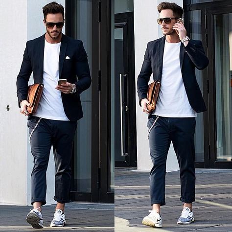 10 Wardrobe Basics Every Fashion Blogger Owns – LIFESTYLE BY PS Blazer With White Shirt, Casual Look For Men, Magic Fox, Suits And Sneakers, Blazer And T Shirt, Mens Fashion Blazer, Mens Fashion Smart, Mens Fashion Blog, Moda Jeans