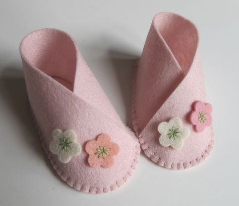 Wool felt baby shoe stitchery kit Baby Shoes Diy Pattern, Sewing Kit Pattern, Felt Baby Shoes, Doll Shoe Patterns, Baby Shoes Diy, Diy Slippers, Baby Shoes Pattern, Diy Bebe, Trendy Sewing