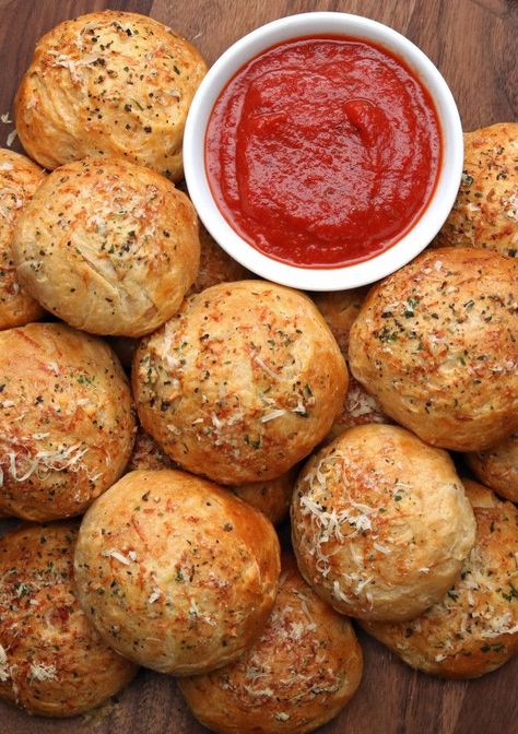 Pizza Bombs | Get Ready To Shock Everyone With These Pizza Bombs At Your Next Party Pizza Balls, Pizza Bomb, Low Carb Vegetarian Recipes, Bombe Recipe, Weekend Meals, Portable Food, Eat Pizza, Mini Pizza, Snacks Für Party