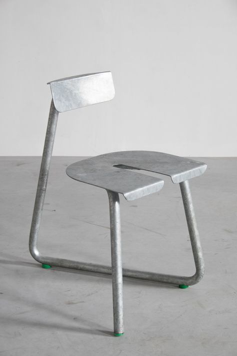 The Sort-of One-Legged, Sort-of Nesting SPC Chair Aluminium Furniture Design, Sheet Metal Chair, Steel Chair Design, Steel Stool, Chaise Metal, Metal Chair, Brass Door Handles, Interiors Magazine, Steel Chair