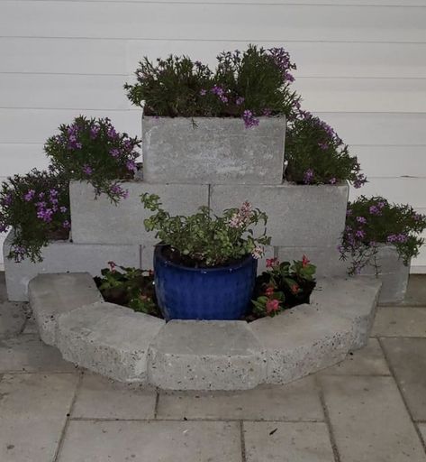 Cinder Block Garden Wall, Easy Garden Ideas Landscaping, Cinder Block Garden, Side Yard Landscaping, Diy Raised Garden, Garden Decor Projects, Rock Garden Landscaping, Diy Backyard Landscaping, Cinder Block