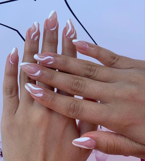 Natrual Nails, Em Nails, Rounded Acrylic Nails, Wave Nails, Lines On Nails, Vibrant Nails, Fall Acrylic Nails, Almond Acrylic Nails, Round Nails