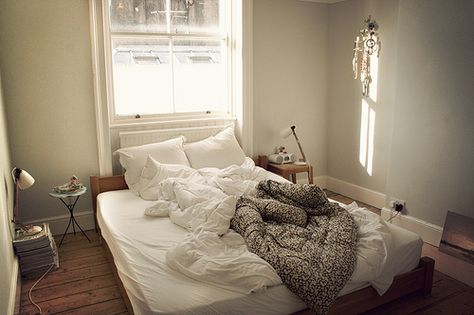 sleep Bed Under Window, Unmade Bed, Messy Bed, Inspiration Deco, Cozy Bedrooms, Boheme Chic, White Sheets, First Apartment, White Bedding