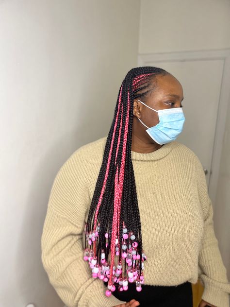 Fulani knotless braids with beads Black And Pink Fulani Braids, Fulani Braids Skunk Stripe, Colorful Fulani Braids, Pink Fulani Braids, Skunk Stripe Box Braids, Skunk Stripe Knotless Braids, Peekaboo Fulani Braids, Fulani Braids With Color, Big Fulani Braids