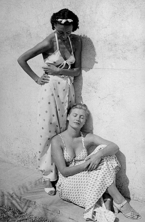 1937 Nusch Éluard and Lee Miller in Mougins, France Roland Penrose, Artist Muse, Liberation Of Paris, Dora Maar, Lee Miller, Man Ray, Cool Poses, British Artist, Moda Vintage