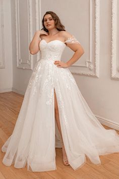 Plus Size Bridal Dresses With Sleeves, Beach Plus Size Wedding Dress, Plus Size Wedding Dresses Winter, Lace Plus Size Wedding Dress Curvy Bride, Plus Size Champagne Wedding Dress, Plus Size Chiffon Wedding Dress, Bride Dress Curvy, Plus Size Off The Shoulder Wedding Dress, Simple Wedding Gowns Elegant