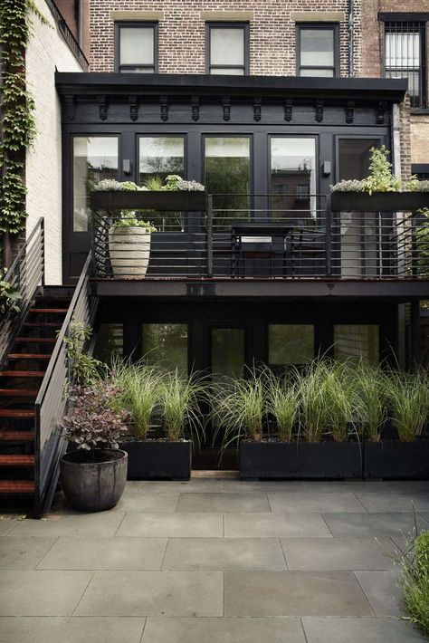 Landscaping: 10 Classic Layouts for Townhouse Gardens - Gardenista Brooklyn Backyard, Red Brick House Exterior, Small Urban Garden, Townhouse Garden, Modern Townhouse, Brooklyn Brownstone, House Design Exterior, Red Brick House, Brick Exterior House