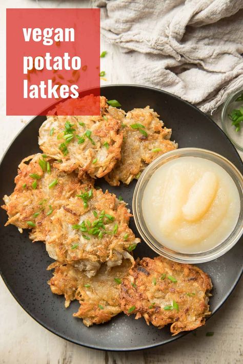 Vegan Latkes, Appetizer Vegan, Potato Latke Recipe, Yum Breakfast, Potato Latkes, Matzo Meal, Jewish Food, Vegan Sour Cream, Vegan Potato