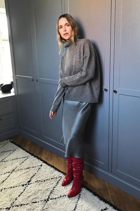 sweater outfits for fall Satin Dress Casual Street Styles, Cropped Jumper Outfit, Outfit Inspirations Edgy, Holiday Outfits Women, Jumper Outfit, Dresses Casual Winter, Moda Chic, Red Boots, Winter Storm