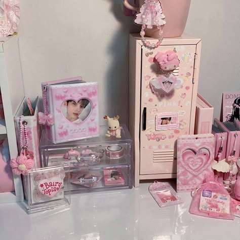 Moa Aesthetic, Kpop Desk, Desk Room, Locker Decorations, Pink Desk, Kpop Room, Desk Stationery, Desk Inspiration, Desk Makeover