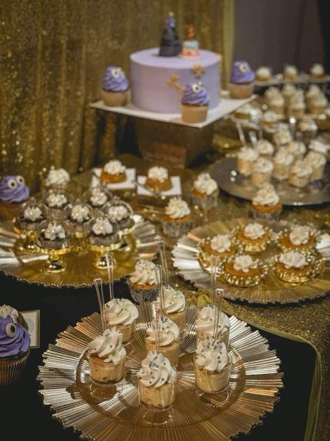 Gold pastry table at my birtjday party. I love it! Snacks Table, Pastry Table, Snack Table, Prom Ideas, Disco Party, Diy Wall Decor, Dessert Table, Quince, I Love It