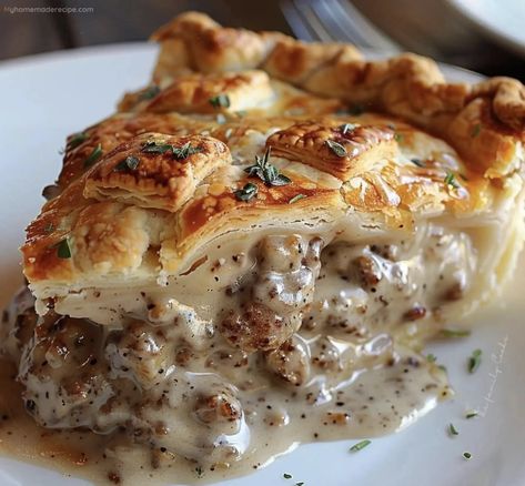 This Sausage, Gravy, and Biscuit Pie combines the rich flavors of sausage gravy with the flaky goodness of puff pastry, making it a perfect dish for breakfast, brunch, or a comforting dinner. Biscuit Pie, Biscuit Crust, Sausage Gravy And Biscuits, Sausage Biscuits, Buttery Biscuits, Homemade Biscuits, Sausage Gravy, Biscuits And Gravy, How To Cook Sausage