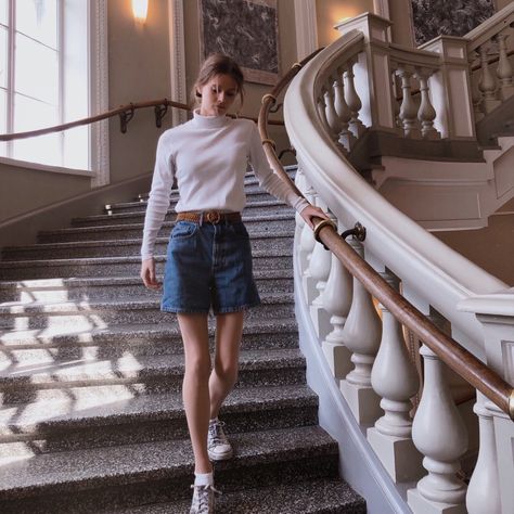 Aesthetic outfit and beautiful stairs Woman Walking Down Stairs In Dress, Woman Walking Down Stairs, Girl Walking Reference, Walking Down Stairs Reference, Person Walking Up Stairs, Poses On Stairs, Walking Stairs, Outfit For Walking, Walking Down Stairs