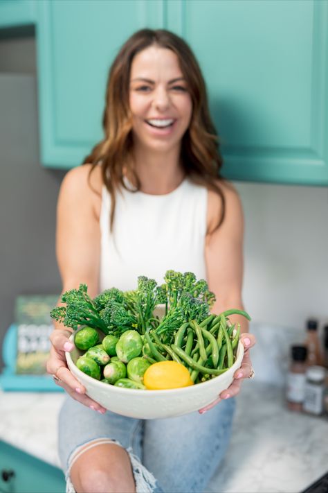 Brand photos of nutritionist and healthy food Health Lifestyle Photography, Kitchen Branding Photoshoot, Dietician Branding Photoshoot, Dietitian Headshots, Nutritionist Photoshoot Health Coach, Dietitian Photoshoot Ideas, Holistic Nutritionist Aesthetic, Nutritionist Branding Photos, Health Wellness Photoshoot