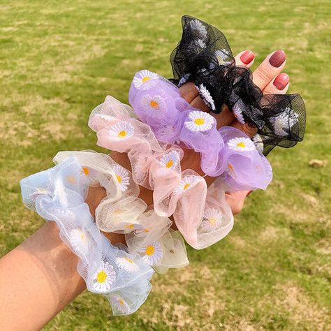 Purple Scrunchie, Cute Scrunchies, Flower Scrunchie, Diy Hair Scrunchies, Daisy Hair, Hair Rubber Bands, Hair Brands, Halloween Hair, Hair Scrunchies