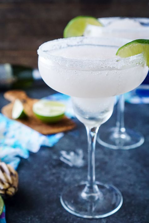 These Frozen Champagne Margaritas are a fun blend of silver tequila, bubbly champagne, limes, and ice! They're perfect for New Year's Eve, Cinco de Mayo, or any occasion where you just want a cocktail that's refreshing and delicious! Margarita Pics, Mock Margaritas, Frozen Champagne, Margarita Aesthetic, Margarita Drinks, Non Alcoholic Margarita, Champagne Margaritas, Cocktail Margarita, Margarita Drink