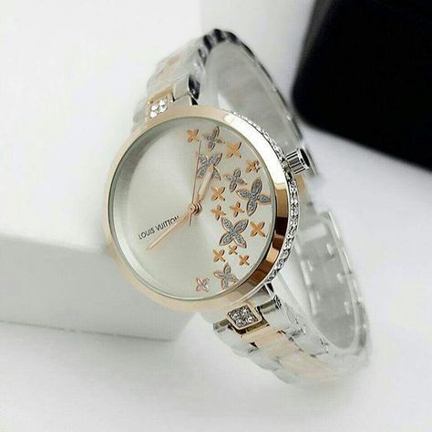 Trendy Watches Women Fashion, Trendy Watches Women, Elegant Watches Women, Cartier Watches Women, Pretty Watches, Womens Designer Watches, Casio Vintage, Trendy Watches, Fancy Watches