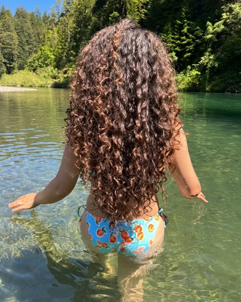 Humboldt Summer 🧚🏼🧺🌿💦🌞 Curly Wet Hair, Fun Buns, Brown Curls, Gorgeous Hairstyles, Curly Hair Styles Easy, Emo Hair, Hairdos For Curly Hair, Curly Hair Women, Curly Waves