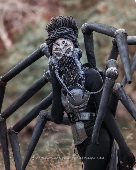 Beautiful and Creepy Homemade Spider Costume Spider King Costume, Extreme Costumes, Spider Arms Costume, Gore Costume, Homemade Spider Costume, Diy Halloween Costumes Scary, Spider Costume Woman, Half Spider Half Human, Diy Spider Legs Costume