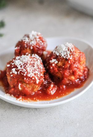 Easy Crockpot Quinoa Turkey Meatballs | Healthy Crockpot Mini Turkey Meatballs I howsweeteats.com Crockpot Quinoa, Quinoa Turkey, Mini Turkey Meatballs, Fall Slow Cooker, Fall Slow Cooker Recipes, Crockpot Turkey, Healthy Turkey, Turkey Meatballs, Healthy Crockpot