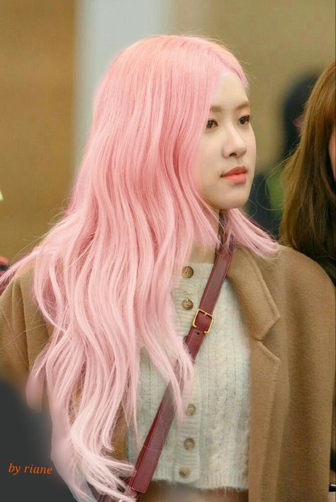 Blackpink rosé Rose Pink Hair Blackpink, Rose Hair Blackpink, Rose Hair Color, Rose Pink Hair, Whats Wallpaper, Light Pink Hair, Hair Color Light Brown, Light Hair Color, Rose Blackpink