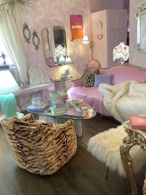 Glam Maximalist Living Room, Retro Glam Aesthetic Room, Vintage Glamour Aesthetic Bedroom, Hollywood Glamour Room, Post Modern Aesthetic, Girly Maximalism, Glam Room Ideas Bedroom, Cute Pink Living Room, Vintage Glam Room