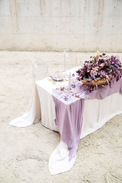 Amethyst inspiration like you have never seen Lavender Wedding Colors, Deco Violet, Violet Wedding, Phuket Wedding, Amethyst Wedding, Unique Wedding Flowers, Lilac Wedding, Spring Wedding Inspiration, Table Set Up