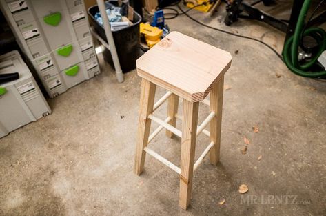 Diy Wood Stool, How To Make A Bar, Bar Chairs Diy, Build Your Own Bar, Workbench Stool, Diy Bar Stools, Diy Stool, Shop Stool, Wooden Bar Stools