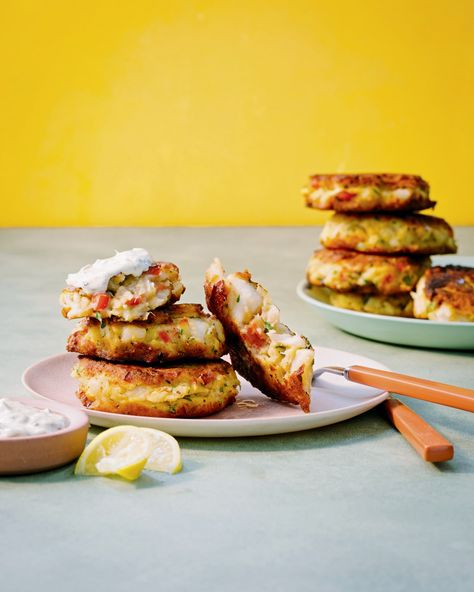 Crispy Cod Cakes with Tartar Sauce Cod Fritters Recipe, Yankee Recipes, Crispy Cod, New England Recipes, Cod Cakes, England Recipes, Fish Cakes, Leftover Mashed Potatoes, Salsa Recipes